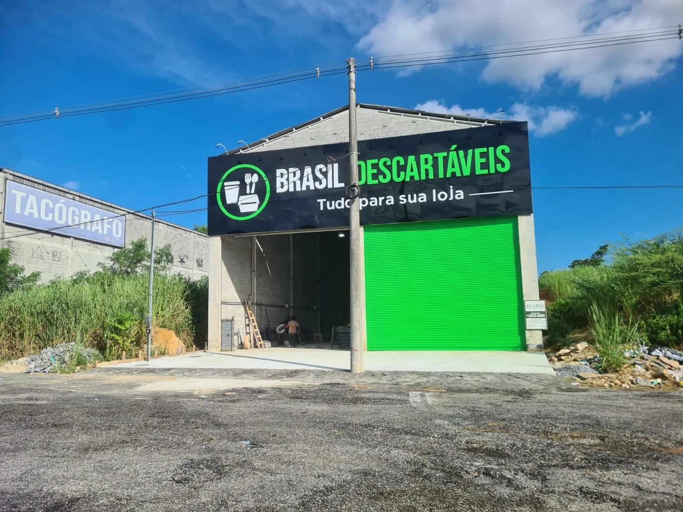 Fachada e letreiro da Brasil Descartáveis realizados pela Visão Letreiros