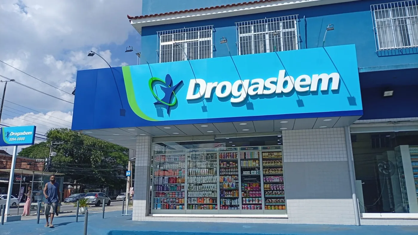 Fachada da Drogasbem realizada pela Visão Letreiros