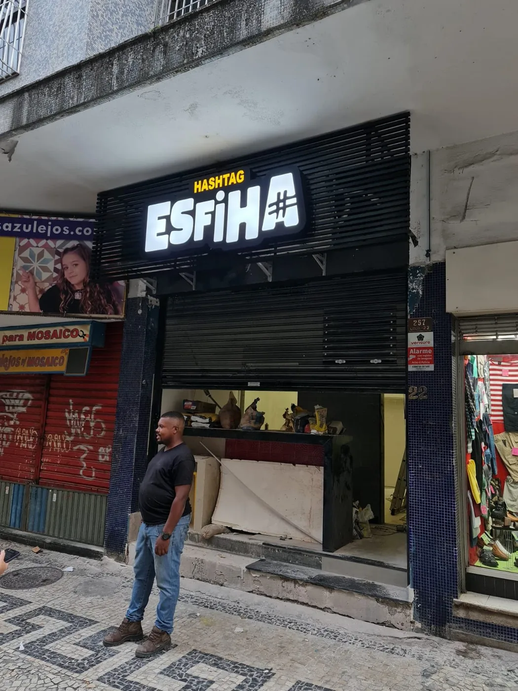 Fachada e letreiro comercial de Esfiha realizado pela Visão Letreiros