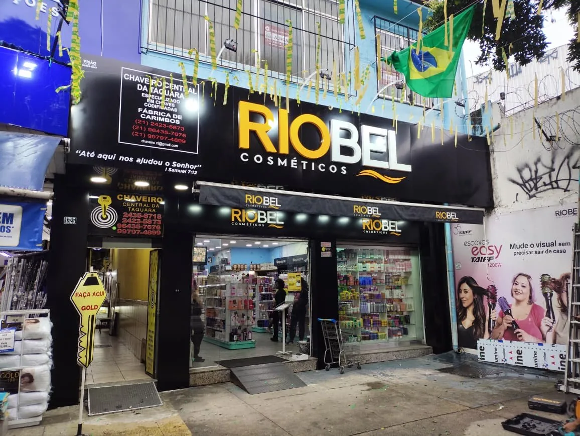 Fachada e letreiro da Riobel Cosméticos realizado pela Visão Letreiros