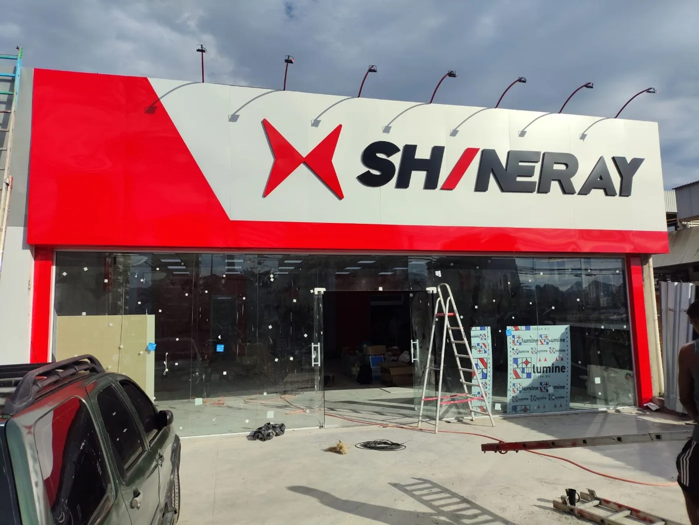 Fachada em ACM da Shineray realizada pela Visão Letreiros