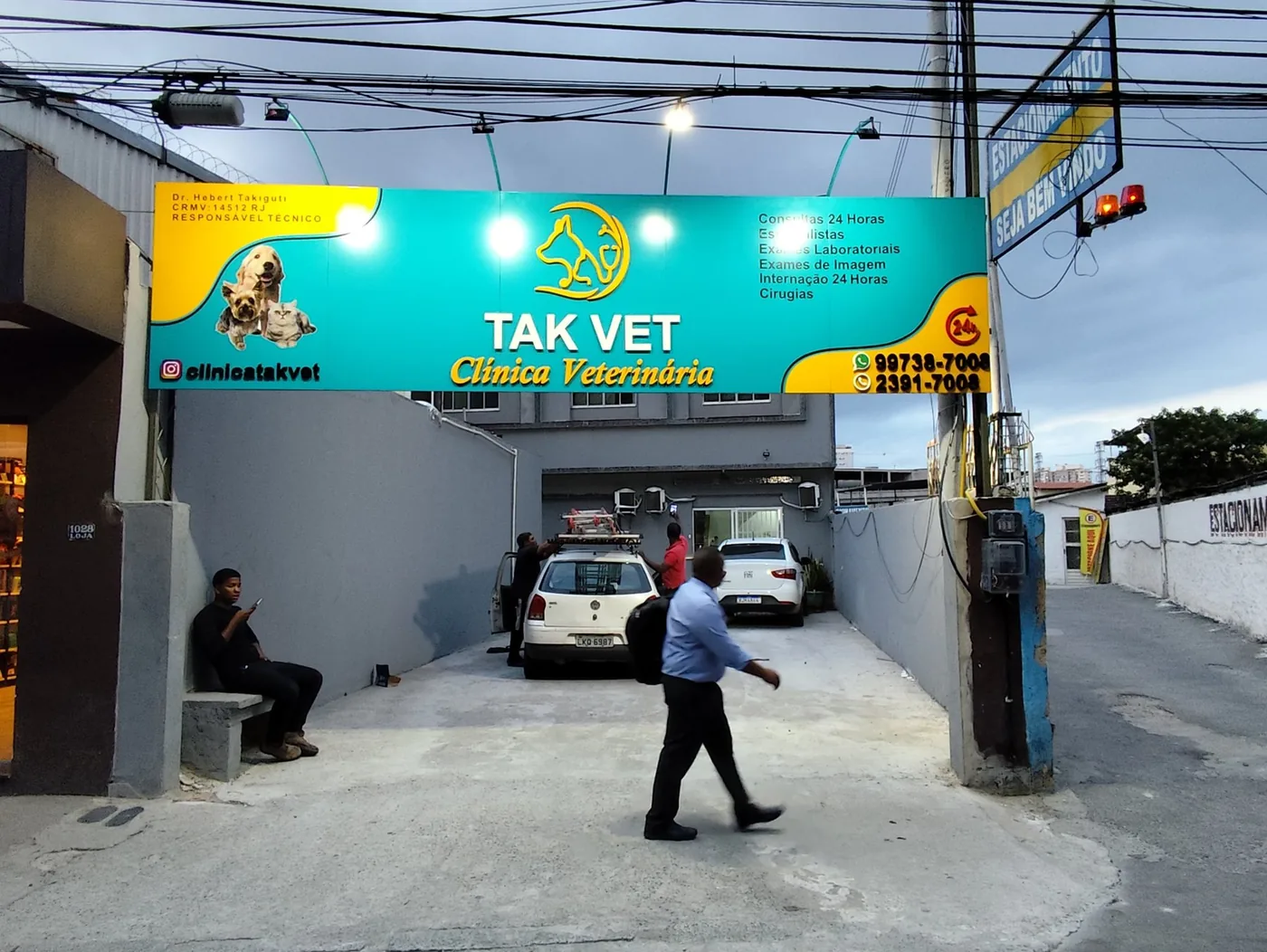Comunicação visual da Tak Vet realizada pela Visão Letreiros